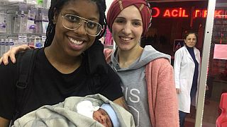 Tia Freeman: Youtube'dan bakarak bebeğimi doğurdum