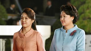 Las primeras damas de las dos Coreas también dan el do de pecho