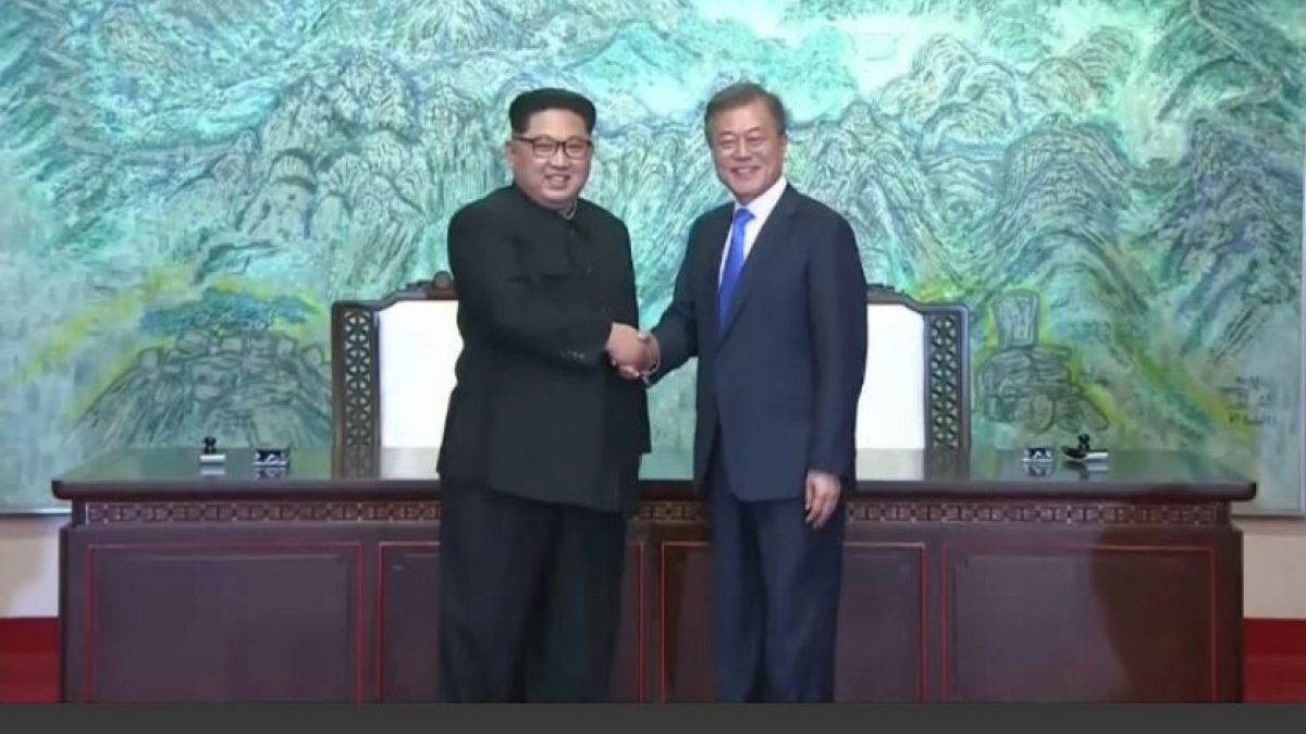 Una storica stretta di mano riunisce le due Coree