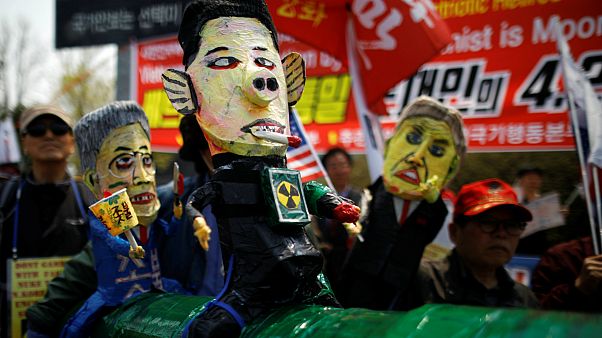 Caricaturas e cartazes contra Pyonyang num protesto em Paju Caricaturas e cartazes contra Pyonyang num protesto em Paju