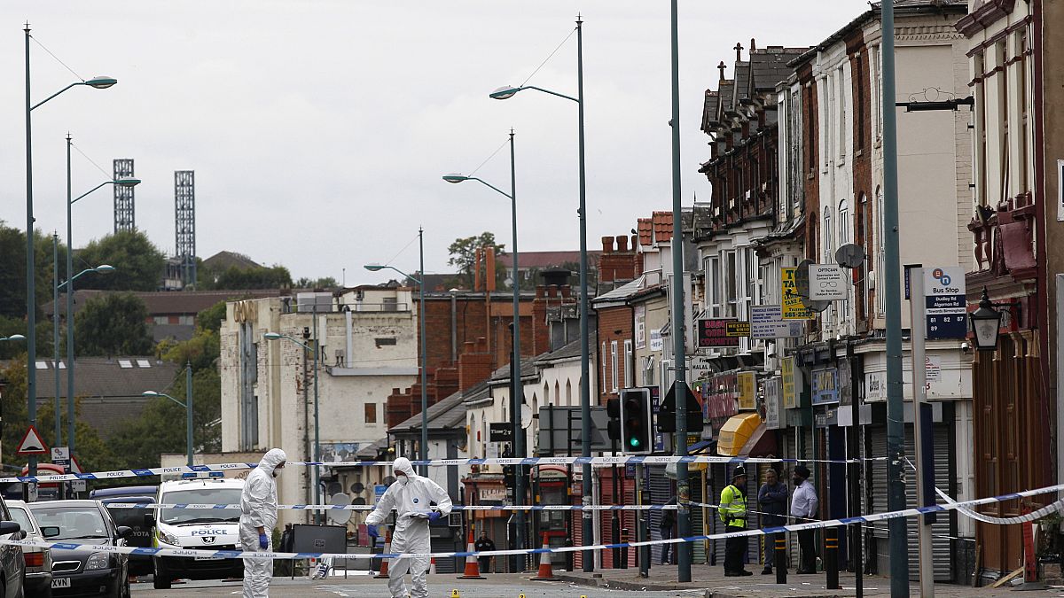 بريطانيا تحقق في علاقة محتملة بالإرهاب لحادث سيارة خارج مسجد