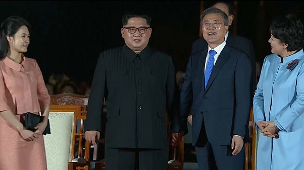 Pyongyang e Seul de mão dada no encerramento de cimeira histórica Pyongyang e Seul de mão dada no encerramento de cimeira histórica