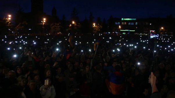 Sarkisyan'ın istifası yetmedi Ermeniler rejim değişikliği istiyor Sarkisyan'ın istifası yetmedi Ermeniler rejim değişikliği istiyor