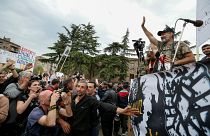 Παραμένουν στους δρόμους οι διαδηλωτές