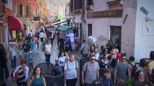 Venezia, inaugurati i tornelli per evitare la ressa dei turisti Venezia, inaugurati i tornelli per evitare la ressa dei turisti