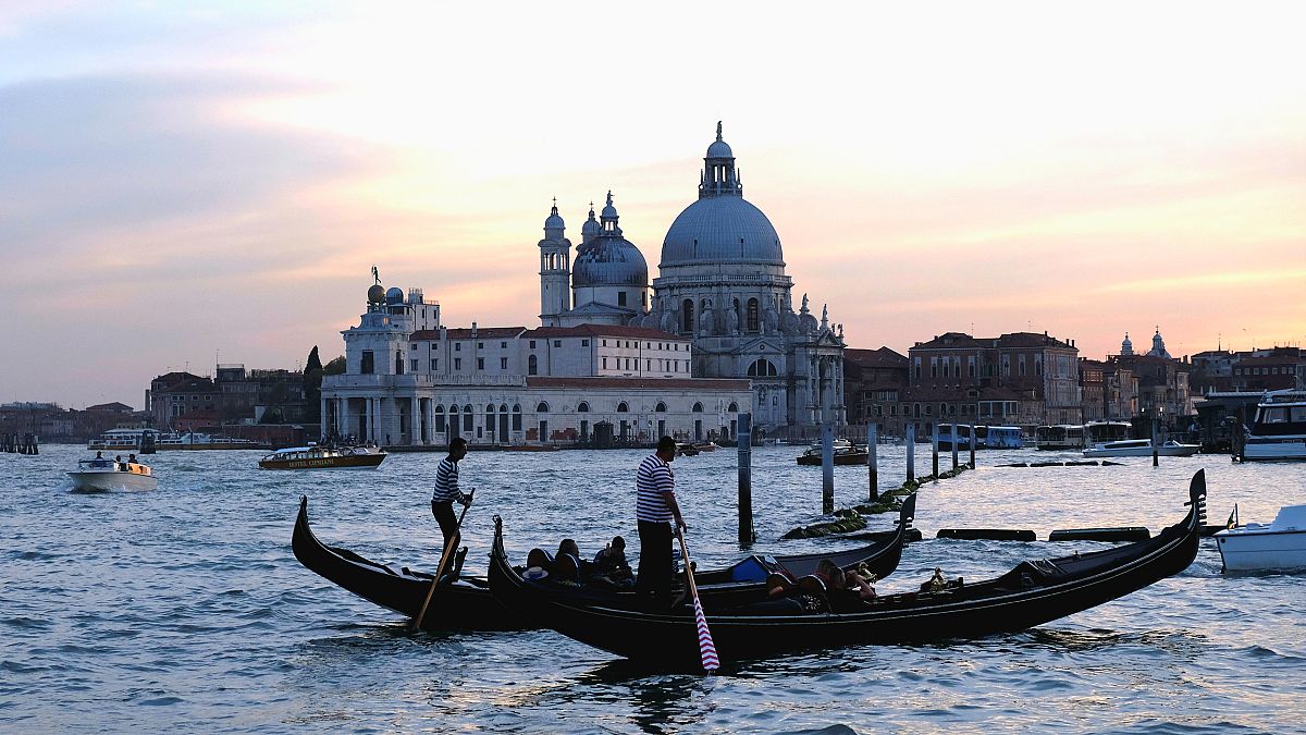 Kanallar kenti Venedik turist akınına karşı önlemler aldı