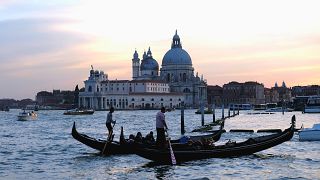 Kanallar kenti Venedik turist akınına karşı önlemler aldı