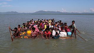 Беженцы на самодельном плоту плывут в Бангладеш