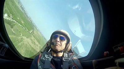 Aerobatic stunts awe spectators at central China air show