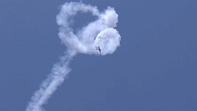 Çin'de akrobasi pilotlarından nefes kesen hava gösterisi