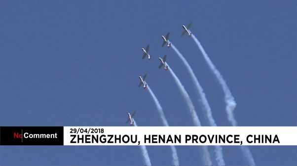 Beeindruckende Stunts bei der Zhengzhou Airshow Beeindruckende Stunts bei der Zhengzhou Airshow