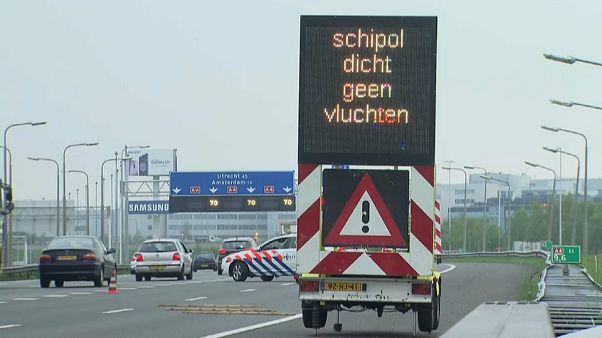 Schiphol'de uçuşlar felce uğradı Schiphol'de uçuşlar felce uğradı
