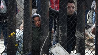 Caravana de migrantes tenta furar fronteira dos EUA