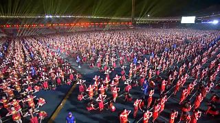 شاهد: الآلاف يشاركون بعرض رقصة البامبو الصينية