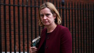 استقالة وزيرة الداخلية البريطانية لتضليلها البرلمان بشأن قضية تتعلق بالمهاجرين