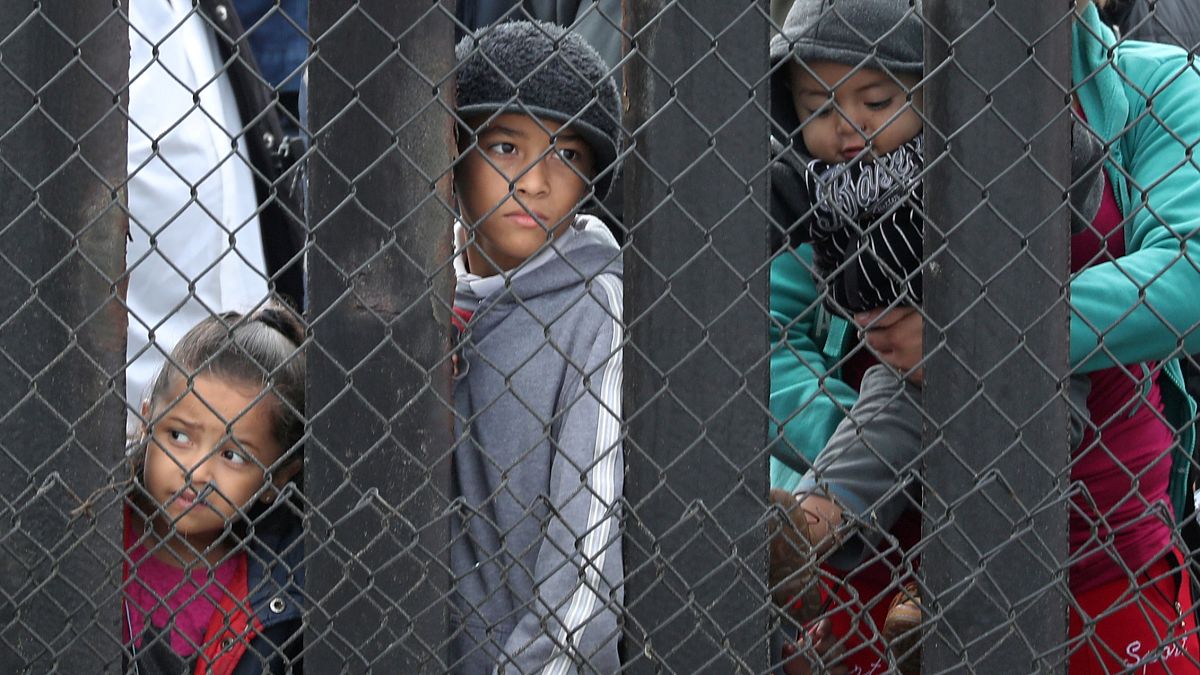 العشرات من طالبي اللجوء على الحدود الأمريكية يعودون أدراجهم إلى المكسيك