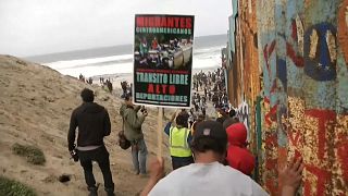 Messico: centinaia di migranti provano a varcare il confine