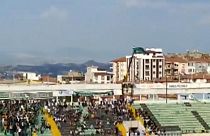 Nach Stadionverbot: Türkischer Fußballfan verfolgt Spiel vom Kran aus