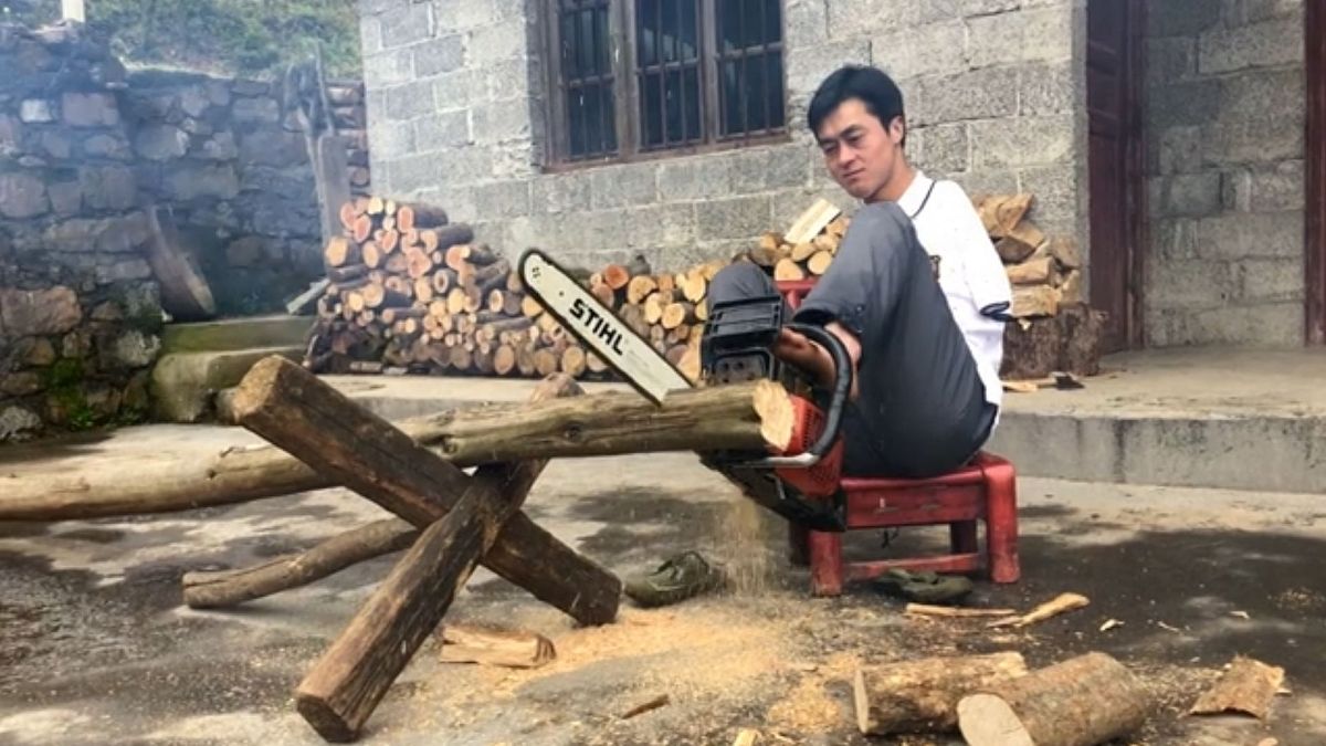 Chen Zifang uses a chainsaw