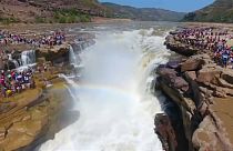Die Hukou-Wasserfälle werden bestaunt.
