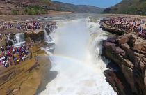 Thousands enjoy China's Hukou Waterfall