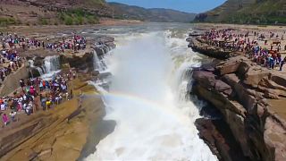 Thousands enjoy China's Hukou Waterfall