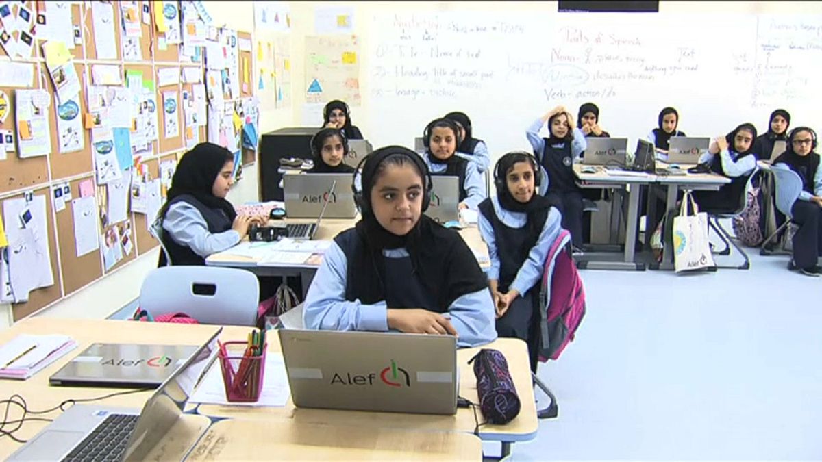 بالفيديو: الإمارات تطلق مشروع "ألف" للتعليم الإلكتروني بالمدارس