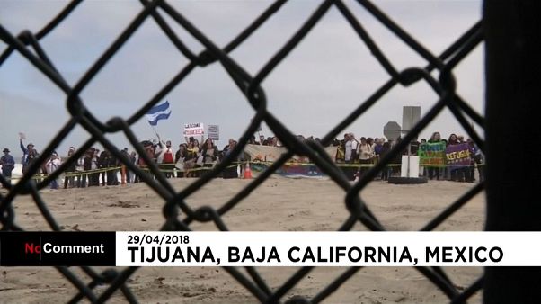Centenas de migrantes à espera de entrar nos Estados Unidos Centenas de migrantes à espera de entrar nos Estados Unidos