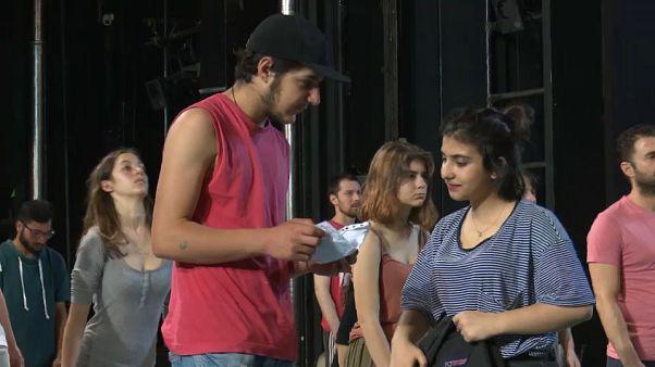 Mülteci gençler Yunanistan Ulusal Tiyatrosu'nda sahne alıyor Mülteci gençler Yunanistan Ulusal Tiyatrosu'nda sahne alıyor