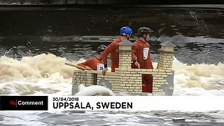 شاهد: طلاب السويد يتفنون في صنع القوارب الطريفة احتفالا بقدوم الربيع