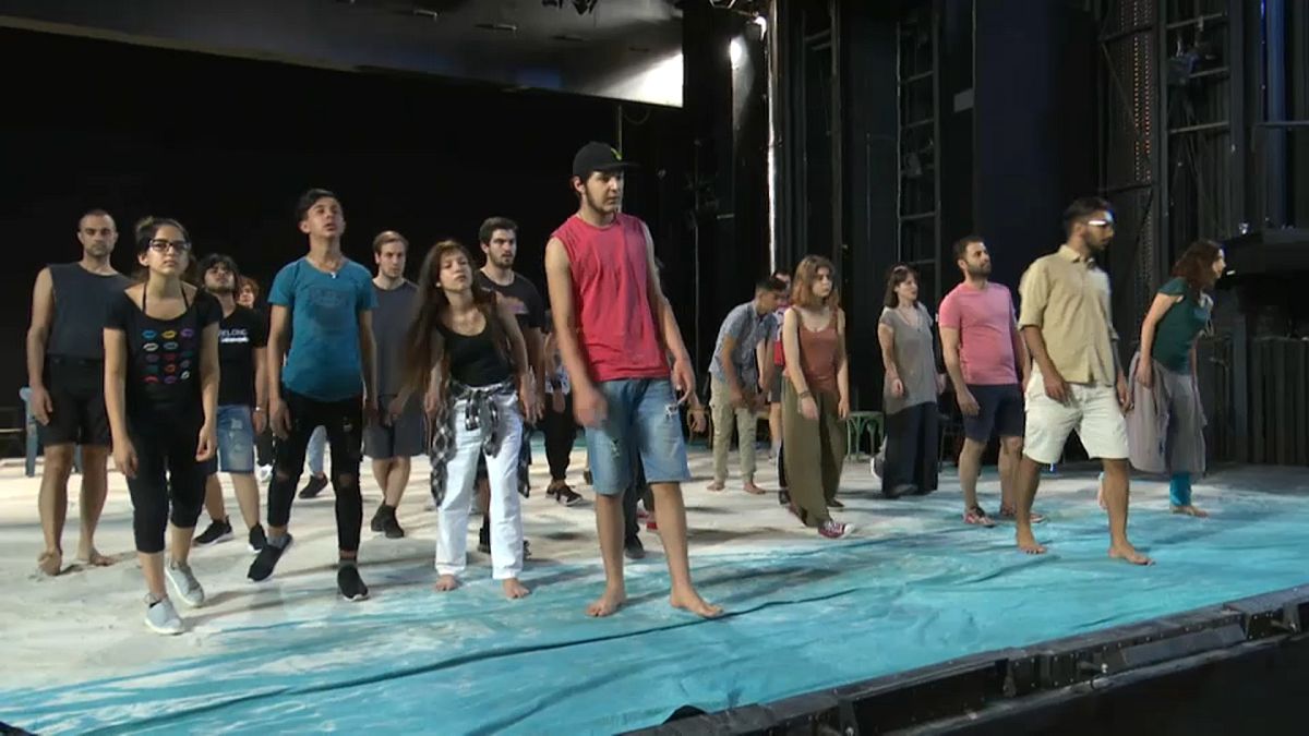 فريق من المهاجرين يقدم مسرحية تسرد معاناتهم على مسرح اليونان القومي 