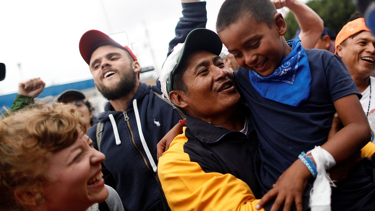 Migrantes celebran las primeras peticiones de asilo