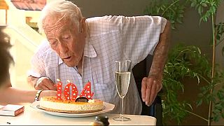 عالم أسترالي احتفل بعيد ميلاه 104 قبل سعيه للانتحار: "آسف لأنني عمرت"