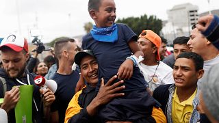 Migrantes entram nos EUA e pedem asilo