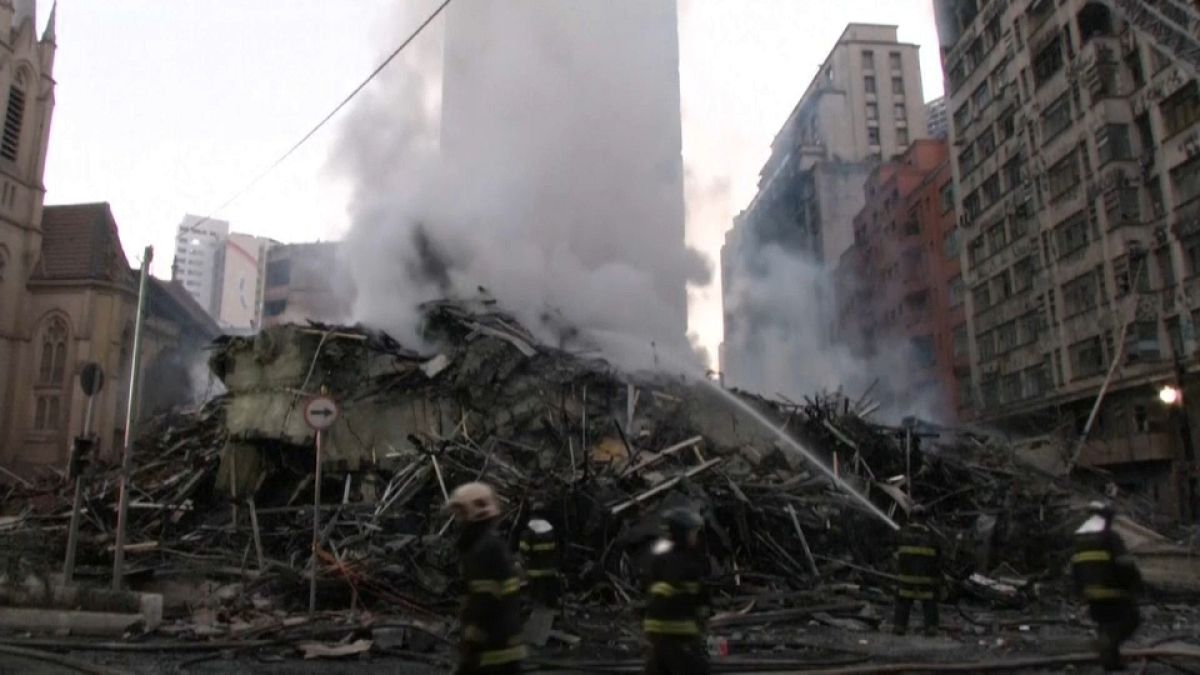 Incendie puis effondrement spectaculaire d'une tour à Sao Paulo