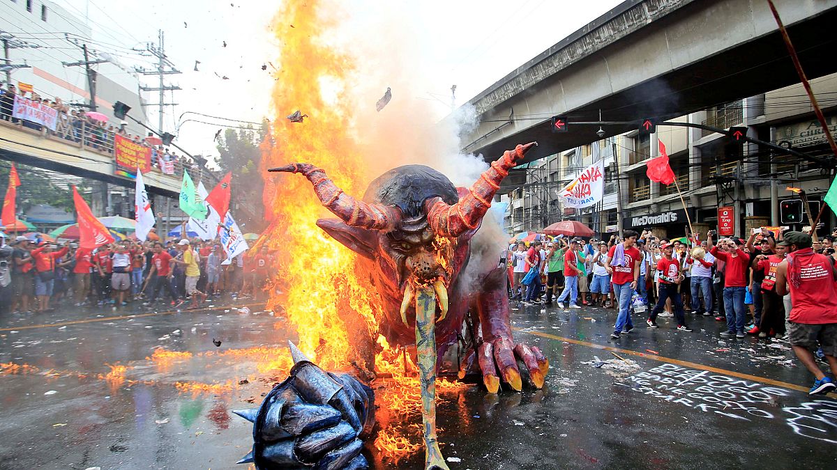 Πρωτομαγιά στις Φιλιππίνες: Έκαψαν τον «δαίμονα» Ντουτέρτε