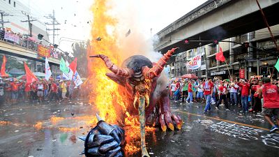 Πρωτομαγιά στις Φιλιππίνες: Έκαψαν τον «δαίμονα» Ντουτέρτε