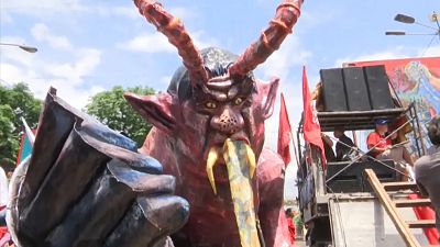 protesters burn effigy of President Duterte