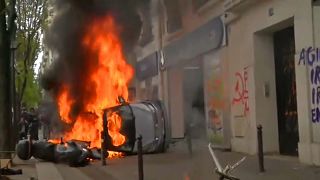 شاهد: أعمال شغب واشتباكات مع الشرطة خلال مسيرة لعيد العمال بباريس