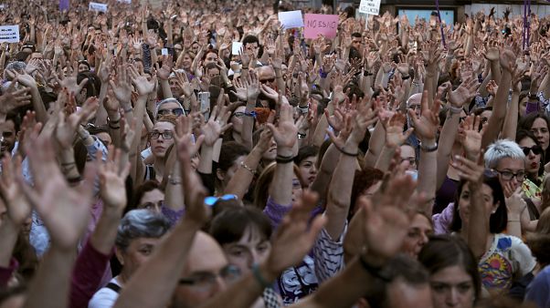 Spagna, ragazza stuprata da branco: giudici sotto accusa Spagna, ragazza stuprata da branco: giudici sotto accusa
