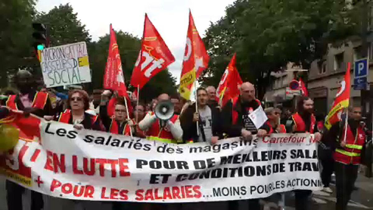 Békésen indult a munkavállalói tüntetés Párizsban