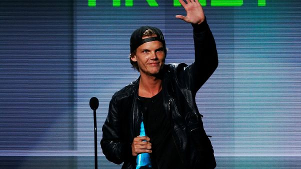 Avicii se suicidó con un cristal afilado, según el portal TMZ Avicii se suicidó con un cristal afilado, según el portal TMZ