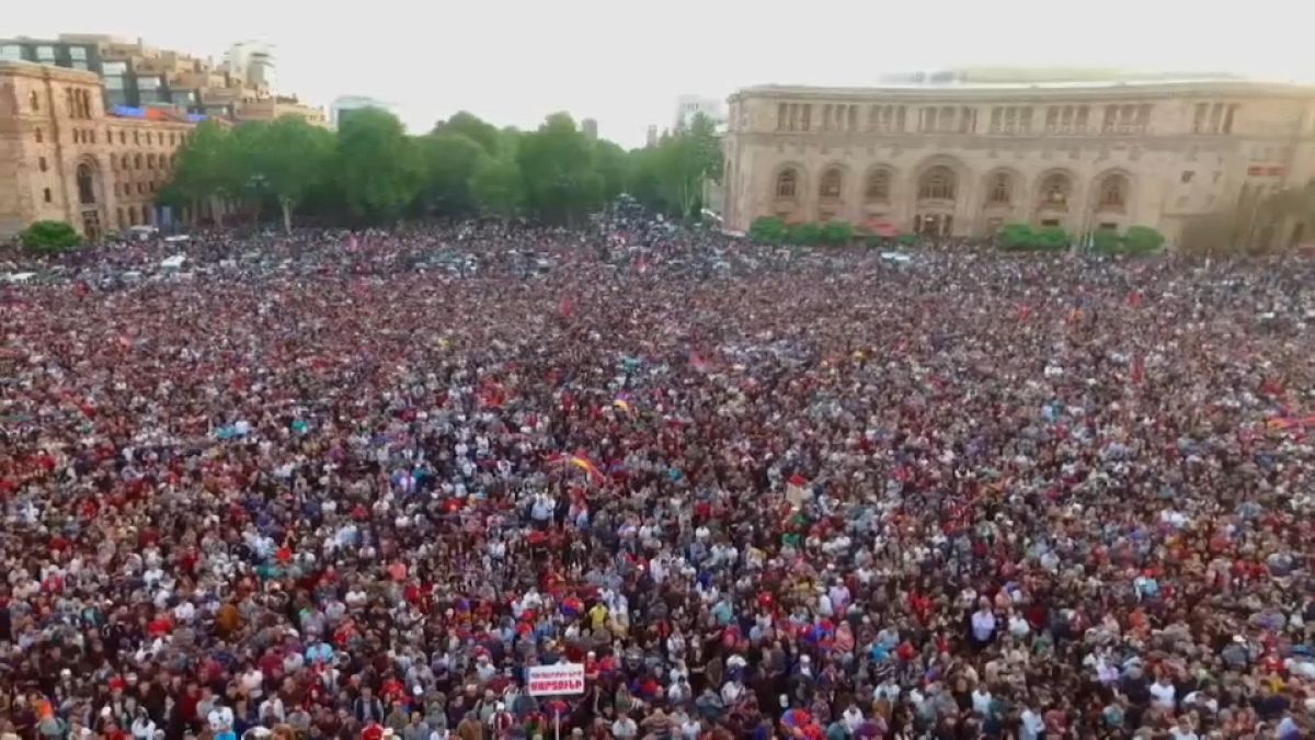 Ermenistan'da Paşinyan için toplu grevler başlıyor