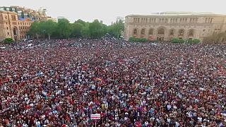 Ermenistan'da Paşinyan için toplu grevler başlıyor