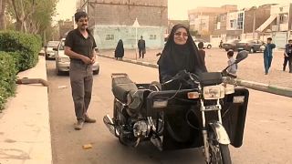 Μια ανάπηρη γυναίκα στο Ιράν οδηγεί μηχανή παρά την απαγόρευση!