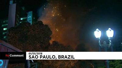 Brésil : un immeuble en feu s'effondre à Sao Paulo