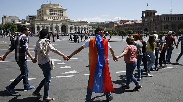 Tausende protestieren erneut in Armenien - Nächster Wahlversuch am 8. Mai Tausende protestieren erneut in Armenien - Nächster Wahlversuch am 8. Mai
