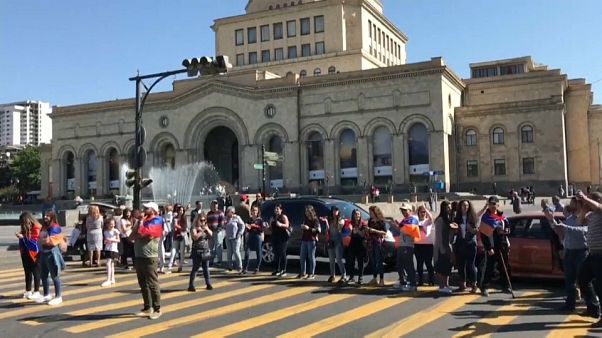 Ermenistan'da Paşinyan taraftarları ulaşımı bloke etti Ermenistan'da Paşinyan taraftarları ulaşımı bloke etti