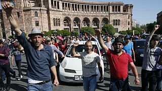 Tüntetők az örmény parlament előtt