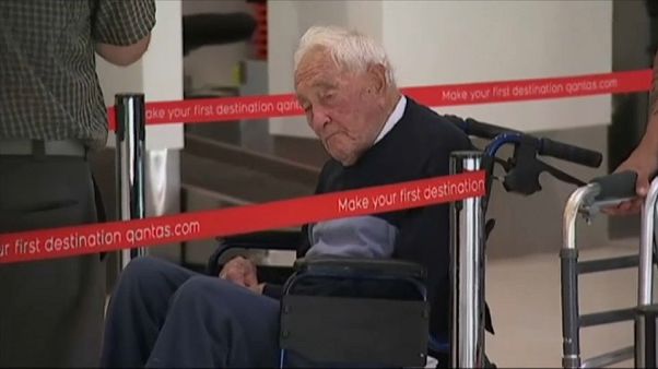 David Goodall wartet am Flughafen David Goodall wartet am Flughafen